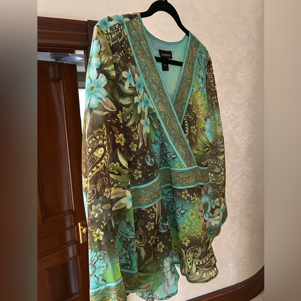 Lane Bryant Women's Blue and Green Blouse.
Beautiful blend colors, dressy, chic!